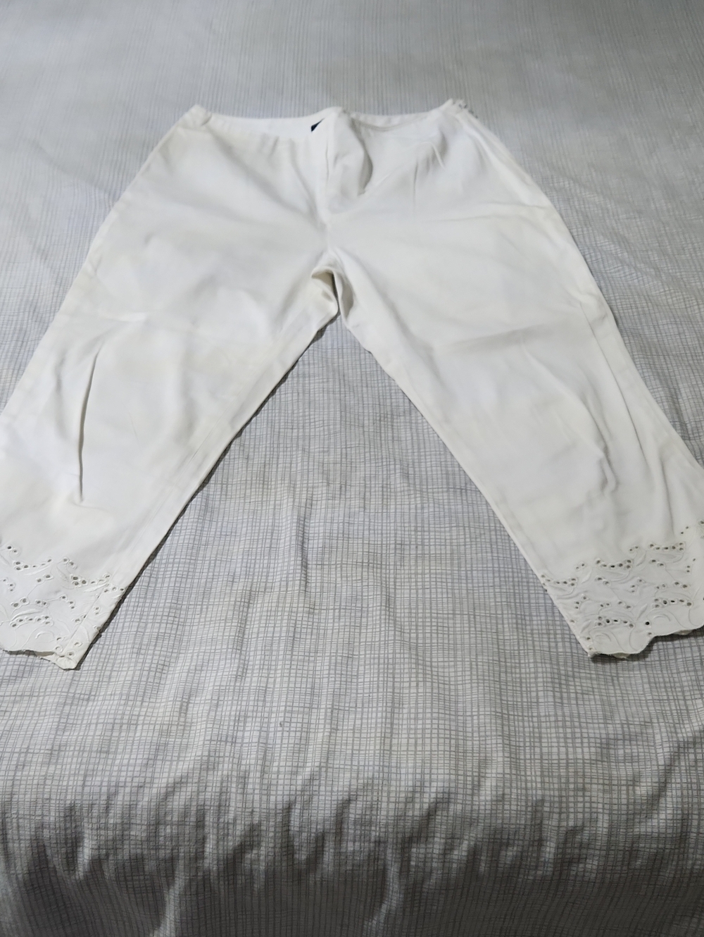 Jones New York Cream Eyelet-Hem Capri Pants